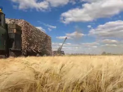 Українські захисники ведуть по московитах вогонь з трофейної гармати МСТА-Б  