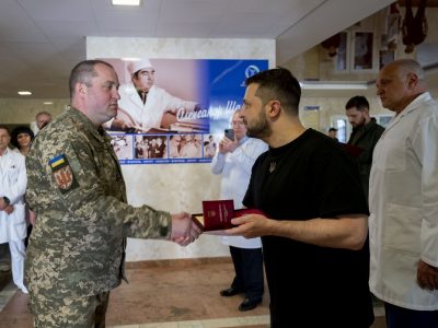 У Національному інституті хірургії та трансплантології глава держави поспілкувався з воїнами, які там лікуються  