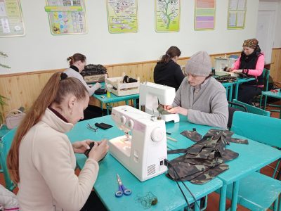 Екіпірування для ЗСУ шиють педагоги в перервах між уроками  
