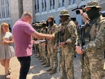 Дніпровська тероборона отримала нові позашляховики та карети швидкої допомоги  