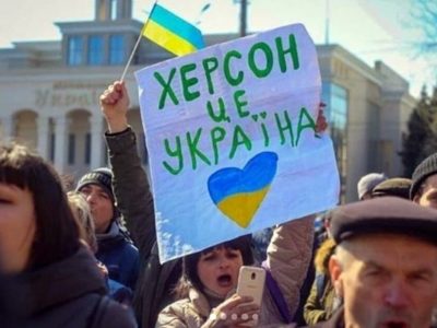 Окупанти брешуть про черги в Херсоні за паспортами рф  