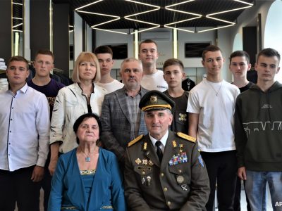 Випускники Київського ліцею імені Івана Богуна отримали брендові костюми  