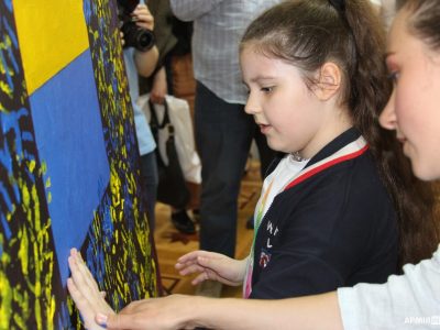 Народний художник України та діти створили картину на підтримку ЗСУ  