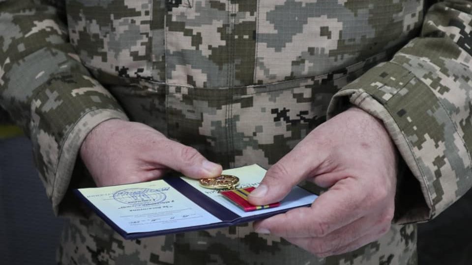 За особисту мужність і героїзм: Президент відзначив нагородами українських військових  