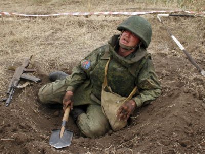 Новий спосіб не воювати в Україні від окупантів: лягти в окоп ногами догори і чекати поранення  