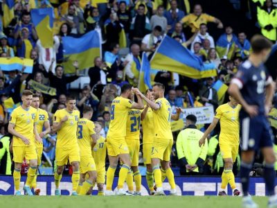Ми воюємо всі, кожен на своєму фронті: Володимир Зеленський привітав збірну України з перемогою  