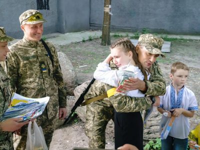 У Міжнародний день захисту дітей юнаки та дівчата підтримують українських захисників  