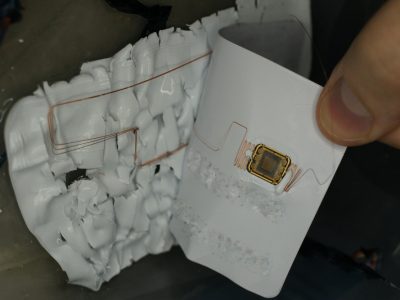 Як російські банки длубаються у смітті, щоб наколупати чипів для своїх карток  