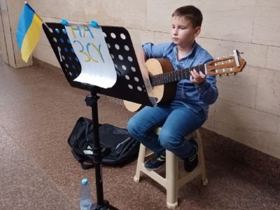 11-річний Максим грає на гітарі, щоб зібрати кошти для ЗСУ  