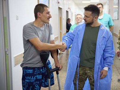 Володимир Зеленський відвідав поранених військовослужбовців  