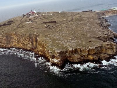 Ворог із Су-24 бомбардував покинуту техніку на острові Зміїний  