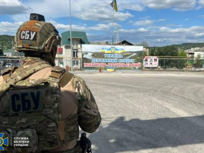 Виявлено зловмисників, які нелегально переправляли ухилянтів через кордон  