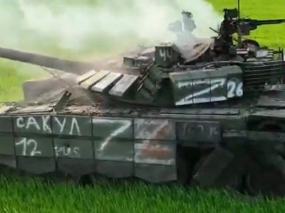 російський танк прицільно обстріляв комбайни, які збирали врожай  