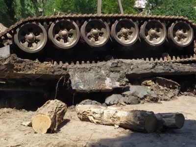 На Чернігівщині підняли з дна річки російські танки з членами екіпажів  
