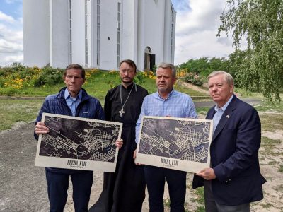 Американські сенатори відвідали постраждалу від «русского миру» Бучу  