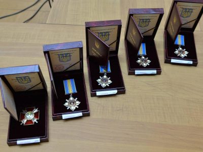 У Житомирі рідним загиблих у боях за Україну десантників вручили державні нагороди  