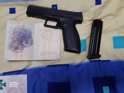 СБУ затримала торгівців зброєю, які видавали себе за правоохоронців  