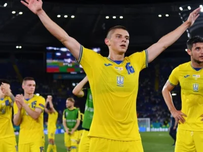 Футболіст Віталій Миколенко придбав сім автомобілів для української армії  