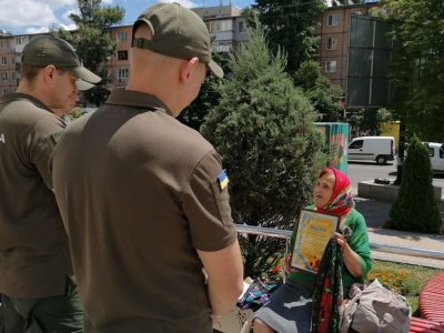 82-річна бабуся з Кропивницького продає речі, щоб допомогти ЗСУ  