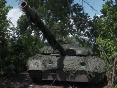 Дніпровська бригада показала трофейний танк Т-80  