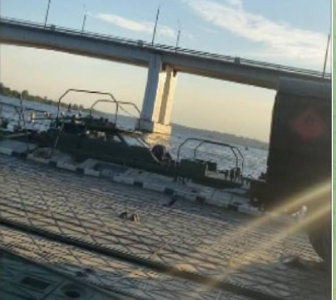 На Херсонщині окупанти намагаються навести понтонний міст поруч з Антонівським  