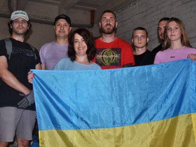 Активісти руху «Незламні» з Одеси допомагають військовим і переселенцям  