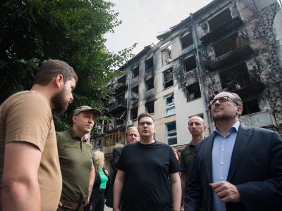 Глави МЗС Чехії та Австрії відвідали зруйновані росіянами міста навколо Києва  