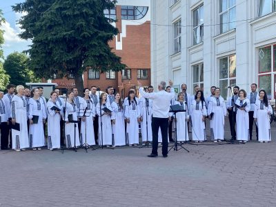 У Хмельницькому просто неба відбувся благодійний концерт  