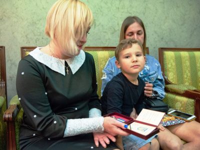 Родини полеглих українських захисників отримали відзнаки  