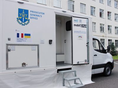 Україна отримала від Франції мобільну лабораторію для ідентифікації жертв війни  