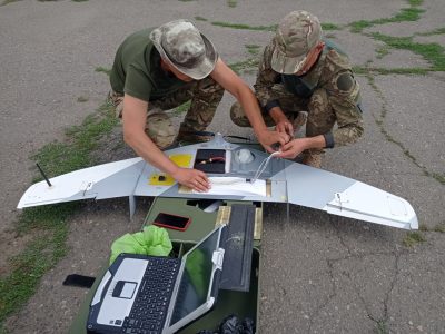 Розпаковування трофейного російського БПЛА «Тахіон»: що можна зробити з китайського Wi-Fi роутера, жмута дротів та липкої стрічки  