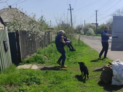 Її будинок розбомбили росіяни, але була весна… бабуся сіяла квіти  