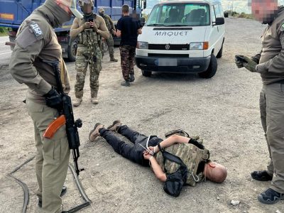 На Донеччині ДБР викрило зловмисників, які під виглядом військовослужбовців торгували зброєю та наркотиками