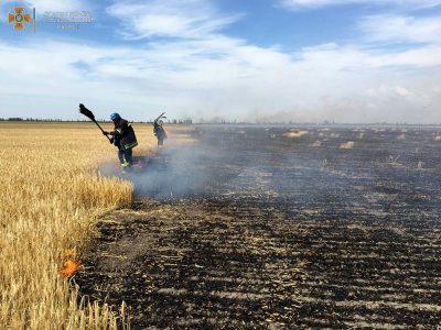 Свою вину за підпали полів Херсонщини окупанти перекладають на українців – ЦПД  