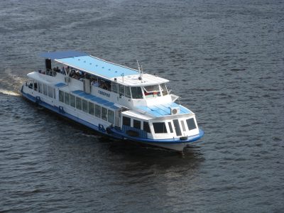 Виживуть не всі: окупанти вкрали в Херсоні теплохід, щоб втекти  