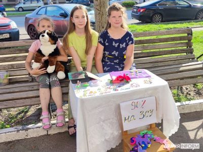 Допомога пораненим воїнам від чернігівських школярок  