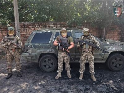 Українські професійні тенісисти передали одеським морпіхам автомобіль  