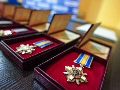 Президент відзначив державними нагородами захисників України  