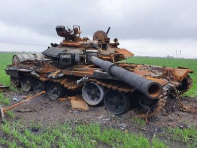 Українські танкісти показали, як спалили БМП, танк та склад боєприпасів окупантів  