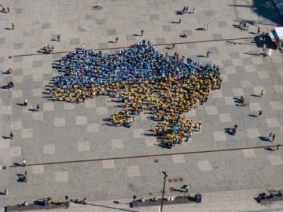 У Фінляндії сотні людей утворили живу карту України  