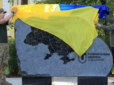 В Ірпені встановили перший в Україні пам’ятний знак Силам тероборони ЗСУ  