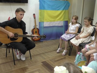 Книга – це зброя, а бібліотека – її арсенал!  