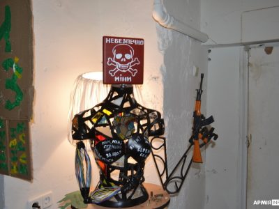 «Воля не смерть»: в Одеському музеї  триває виставка робіт на воєнну тематику  