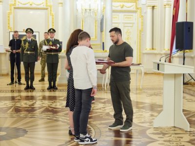 Президент вручив ордени «Золота Зірка» рідним загиблих Героїв України  