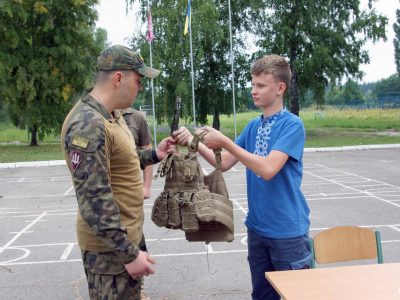 Полтавський школяр придбав бронежилет для українського захисника  