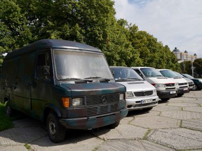 Полтавські волонтери передали військовим ще сім автівок  