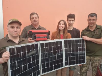 Гроші, відкладені на весілля, закохані витратили на виготовлення потужної сонячної батареї для ЗСУ  