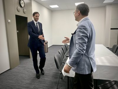 Постачати більше зброї та боєприпасів: Дмитро Кулеба зустрівся з Вопке Гукстра  