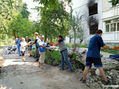 Як волонтери «лікують рани Харкова» та допомагають військовим укріплювати місто    