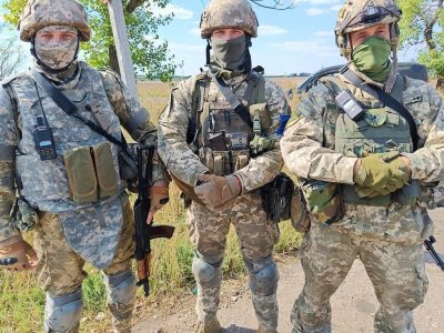 Ризикуючи власним життям, військовослужбовці врятували коней з-під обстрілів  